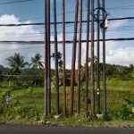 pemandangan tiang proveder disalah satu ruas jalan di kabupaten karangasem