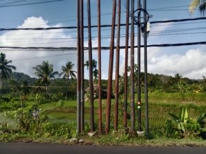 pemandangan tiang proveder disalah satu ruas jalan di kabupaten karangasem
